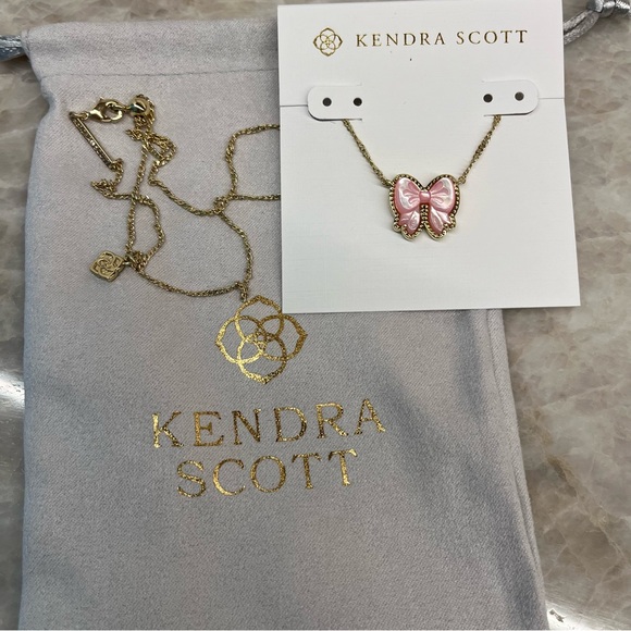 🎀✨Kendra Scott Haley Bow Gold Pendant Necklace In Blush Mother of Pearl New✨ 🎀 - Picture 2 of 8